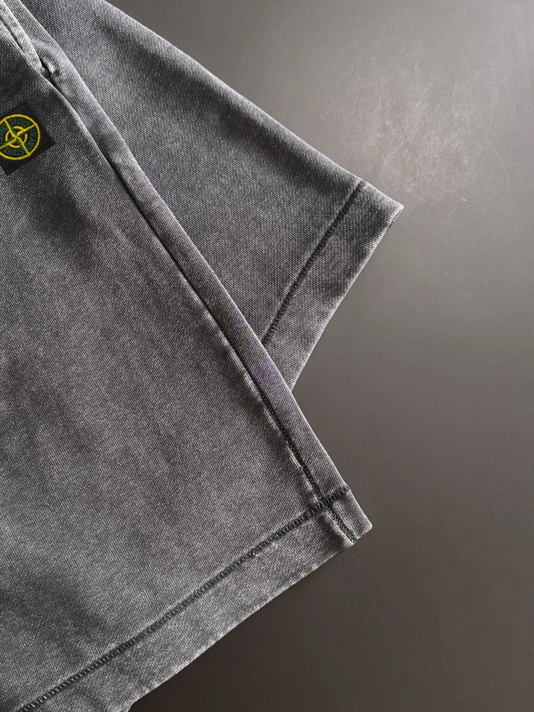 🅿️330 shipped next day. High-quality Stone Island/Stone Island 2025 spring and summer new elastic band casual solid color loose shorts. The hem of the trousers is stitched with two stitches. The stitching is fine and firm. The fabrics customized by the counter are highly breathable and comfortable. The details are impeccable. The design concept of brand elements reflects high quality. It feels delicate and soft! It presents a casual cut and the upper body shape is great! Size: S-XXL